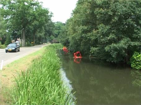 Helenaveen : Kunststücke auf dem Moorkanal an der Straße